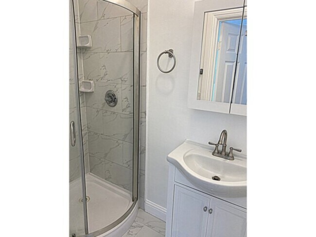 Foto del edificio - NEW LISTING! Upper End 2BR/2BA,Granite, Ha...