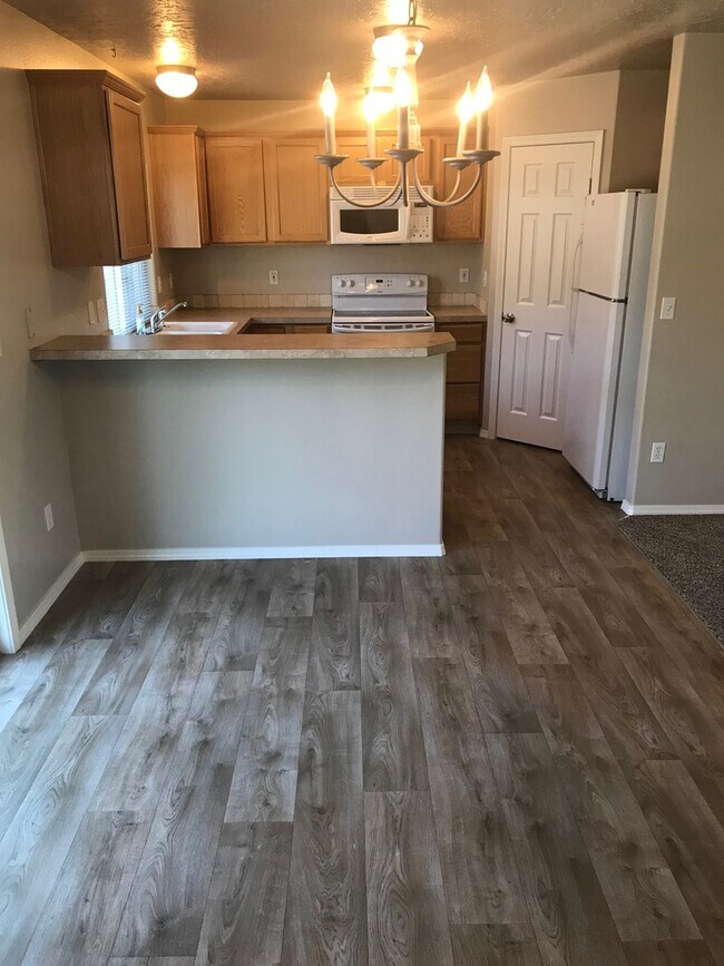 Building Photo - Ready Now / 4 Bed PLUS Large BONUS ROOM and 2.5 BA great spacious home!