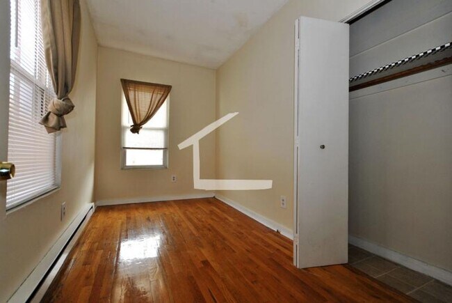 Foto del edificio - 2Br/1Bth, ready to move in, Great Locaton. Laundry in building