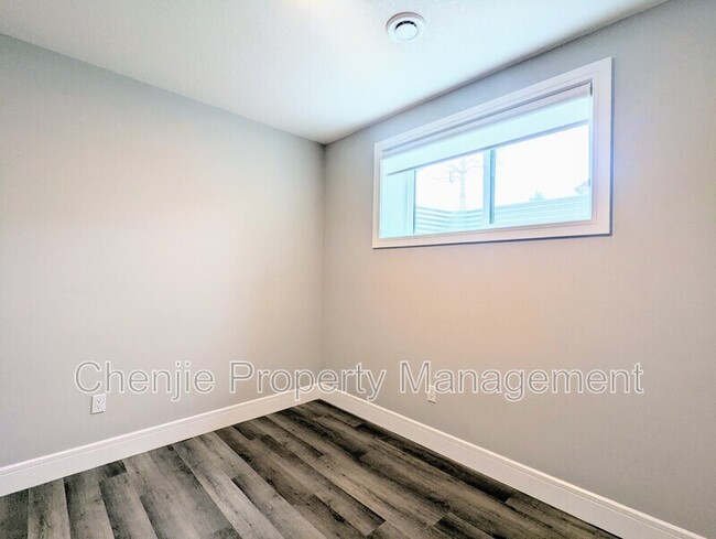 Building Photo - 10818-10875 75 Ave NW