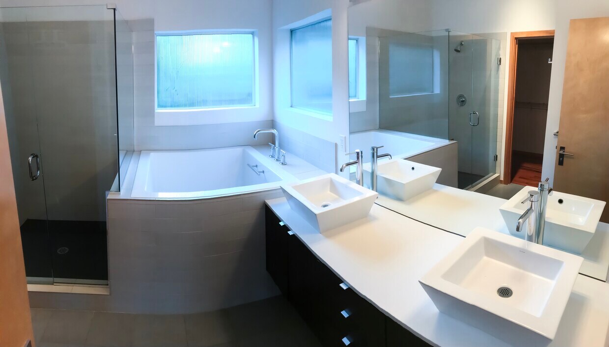 Master bath - 564C Galer St