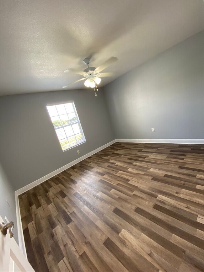 Building Photo - 1/1 in the Heart of Brandon with a lake view!