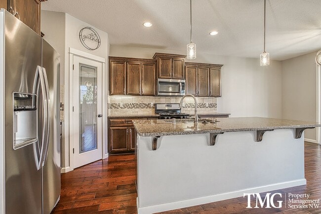 Building Photo - Large 4 Bed 2.5 Bath with its own Putting ...