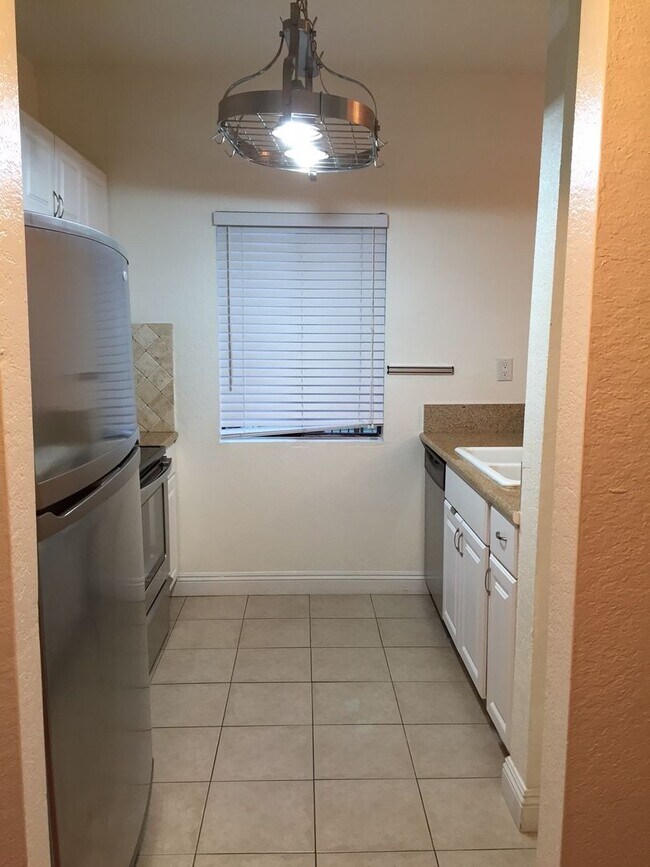 Foto del edificio - Beautiful 1 Bed/1 Bath Condo Apartment with Patio, Hardwood Flooring, Central AC, Washer and Drye...