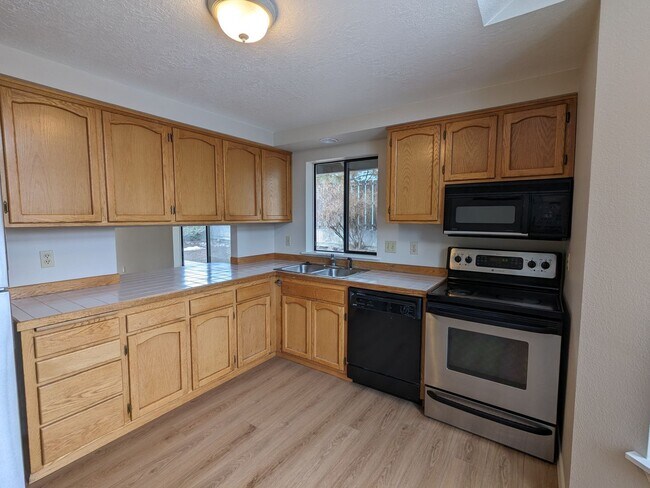 Foto del edificio - Charming 3x2 on Cul-de-sac with a double-car garage and fenced backyard near Hollinshead Park in ...