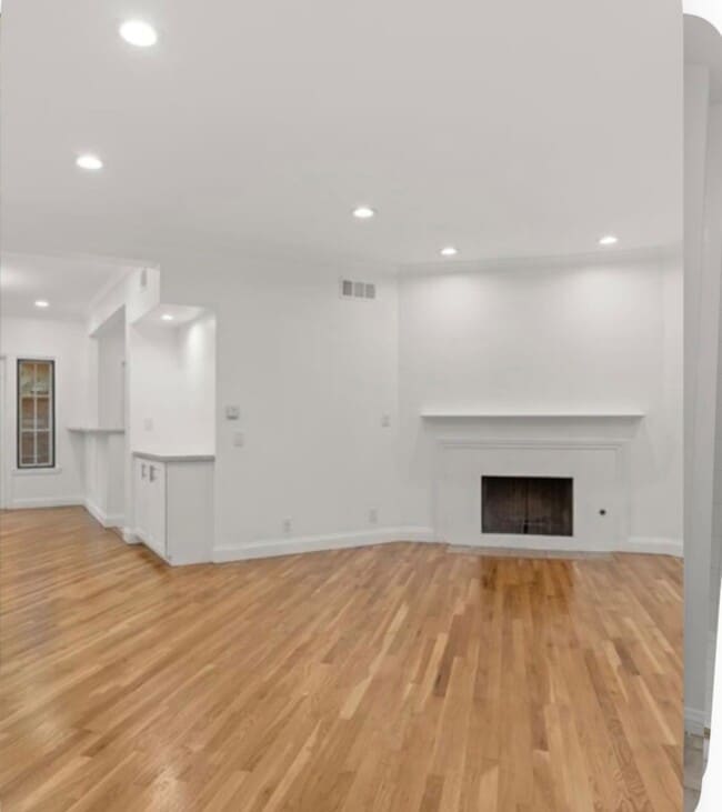 Building Photo - 124 Montana Ave