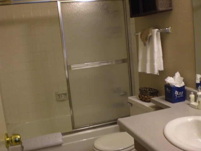 Foto del edificio - Two bedroom, one bathroom, third floor con...