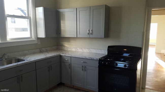Building Photo - 3 br, 1 bath Apartment - 82 Seymour Ave