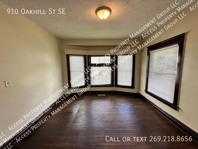 Building Photo - 910 Oakhill St SE