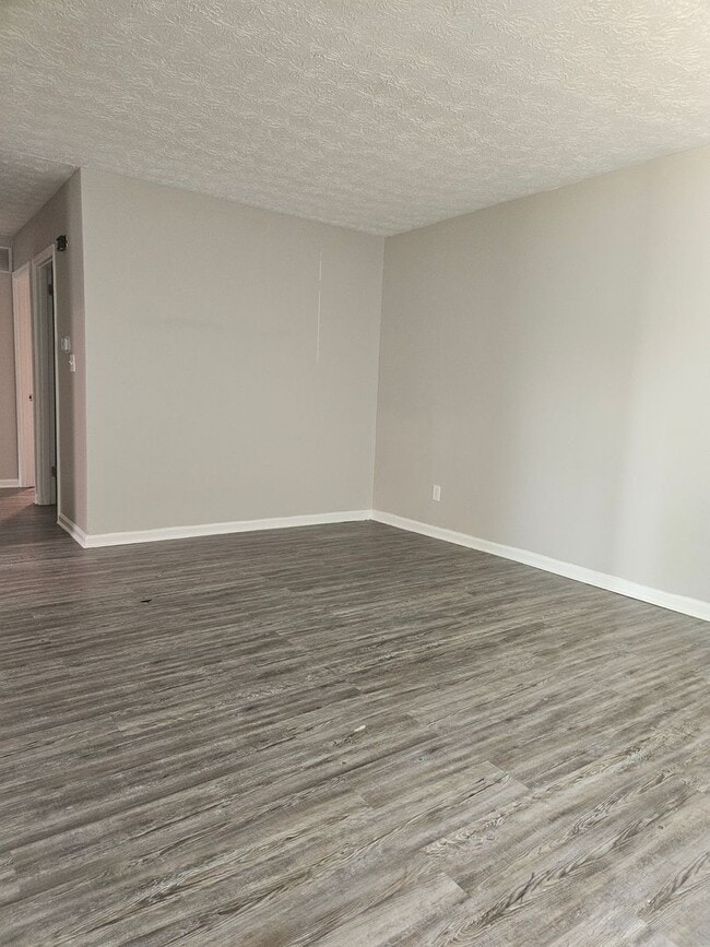 Building Photo - 2 Bed 1 Bath Duplex