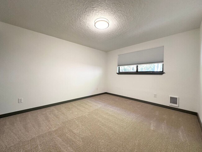 Foto del edificio - 2 Bed 1 Bath Duplex Freshly Renovated Near Glendoveer Golf Course!