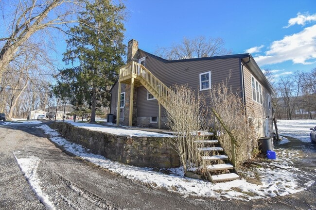 Building Photo - Studio Apartment in Mill Hall Close to Greenhouse!