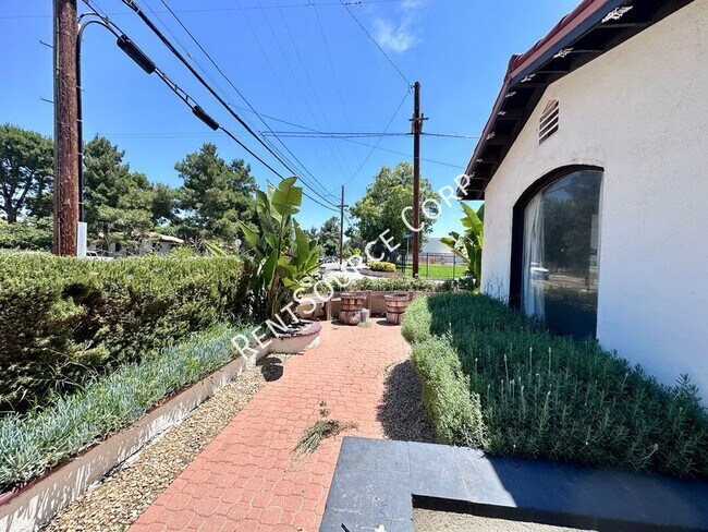 Building Photo - Single Story Updated Home on Corner Lot in...