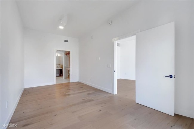 Building Photo - 1 br, 1 bath Condo - 70 Rainey St Apt 1310