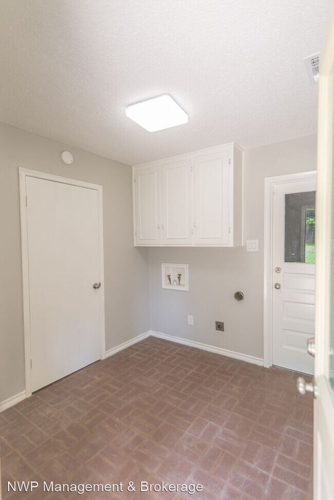 Building Photo - 3 br, 2 bath House - 1825 Courtney Dr.
