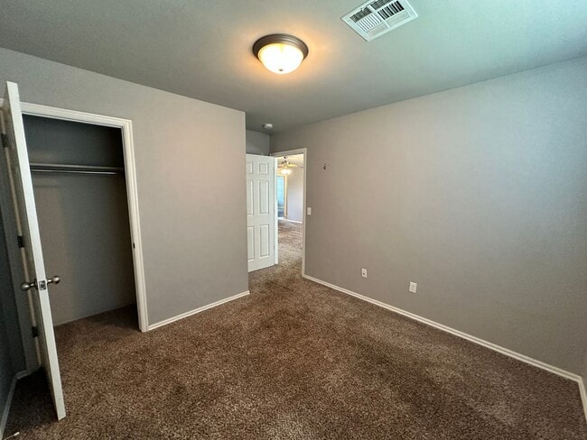 Building Photo - Beautiful 4 Bed 2 bath