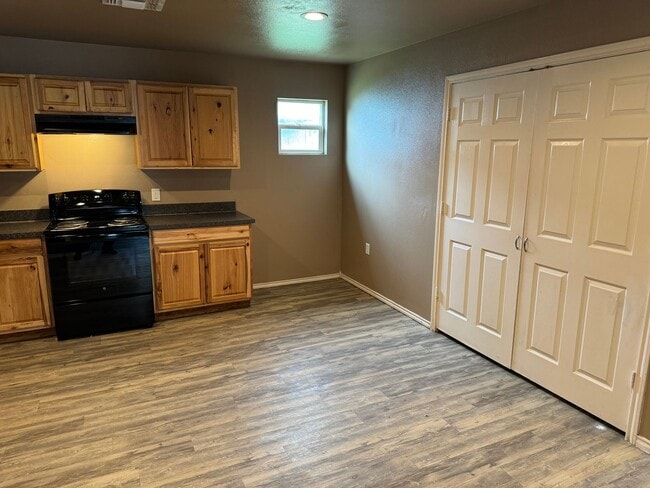 Foto del edificio - Fenced Backyard Garage *sec 8 approved*