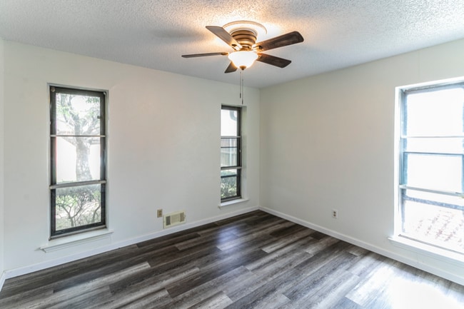 Building Photo - 104 Scenic Dr