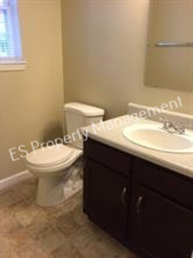 Building Photo - Wonderful  4 Bedroom 2.5 Bathroom Two Stor...