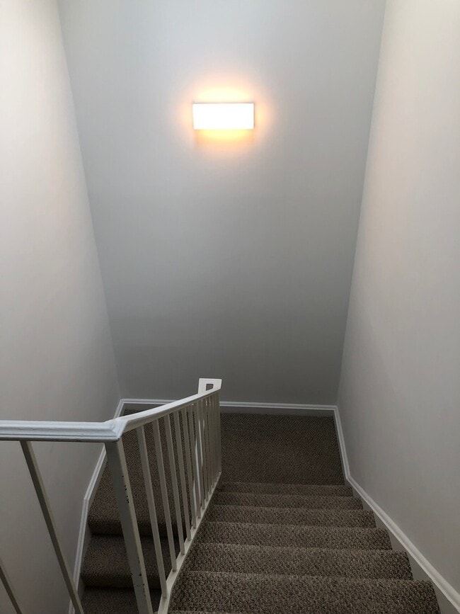 Building Photo - 2 Bedroom 2 Bath duplex Condo in East DuPont