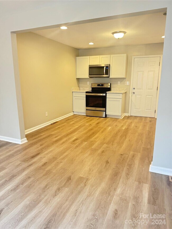 Building Photo - 6817 Deanwood Pl