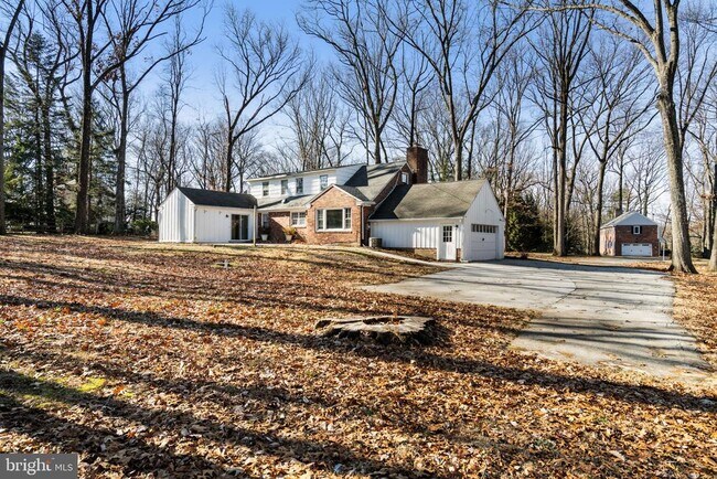 Building Photo - 310 Pine Tree Rd