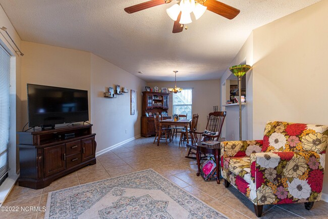 Building Photo - 702 Azalea Dr