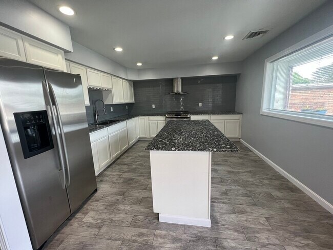 Building Photo - 797 Robeson St