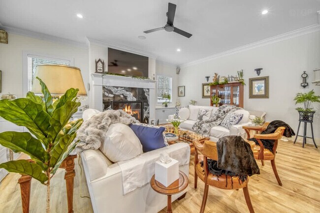 Foto del edificio - 2171 Lakeshore Dr