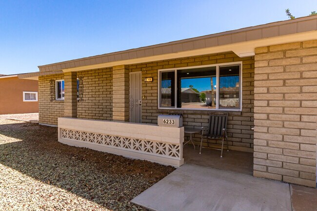 Foto del edificio - 6233 E Dodge St