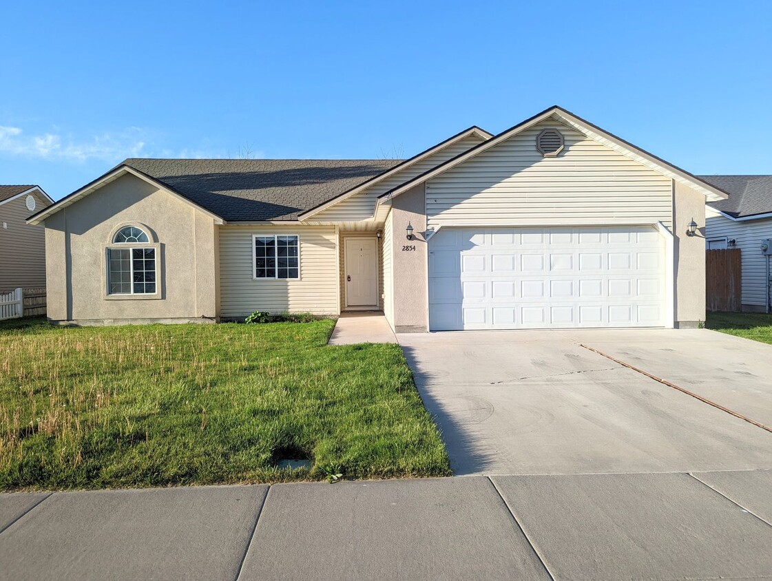 Primary Photo - Spacious 4 bedroom home