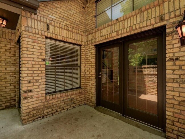 Building Photo - 10819 Crown Colony Dr