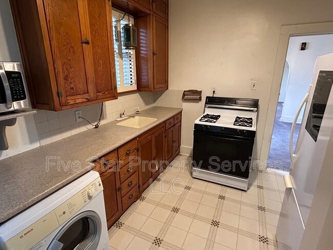 Building Photo - 908 E Reservoir St