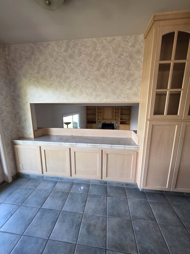 Building Photo - SUPER Spacious Westside Home with BONUS Areas