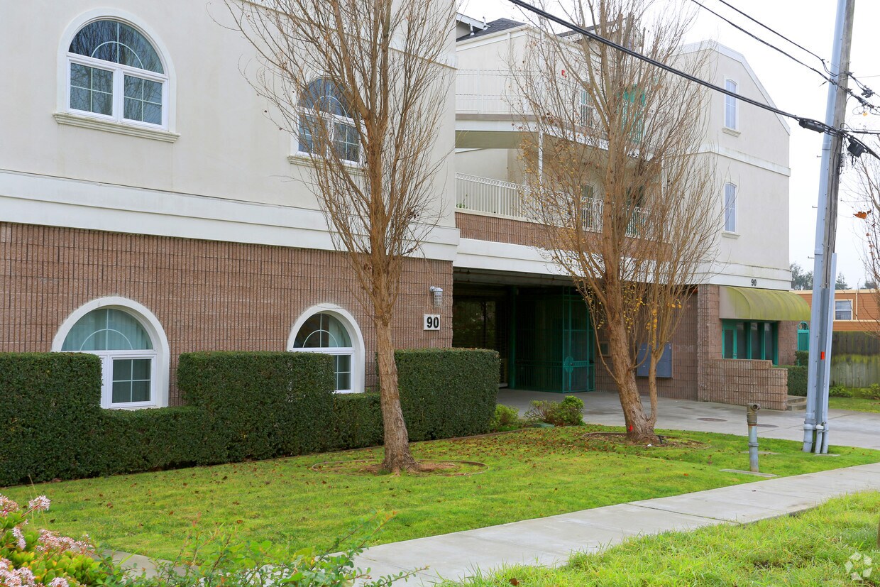 Entrada - 90 Oak Ave