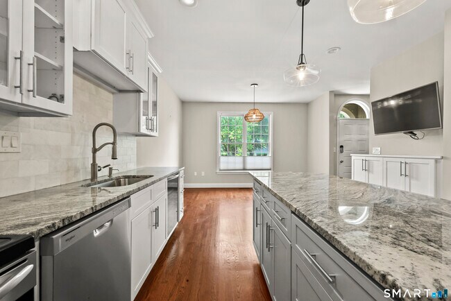 Foto del edificio - 14 Harwich Ln