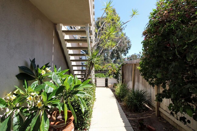 Building Photo - 1158 Cypress Ave