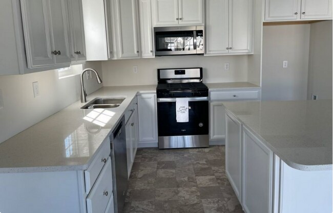 Foto del edificio - Stunning 4 bedroom 2.5 Bathroom Home in Ma...