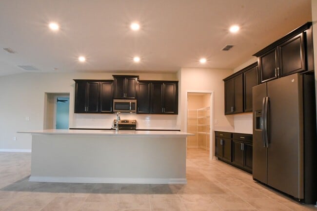 Building Photo - ~4/3~White Horse Way~Waterside @Cherry Lak...