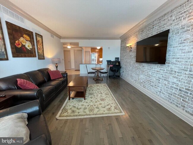 Foto del edificio - 717 S Christopher Columbus Blvd