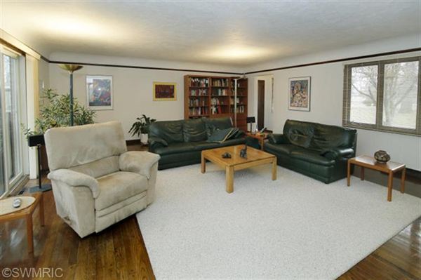 Building Photo - 204 Lynwood Dr