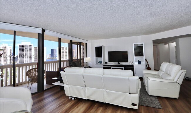 Foto del edificio - 1000 W Island Blvd
