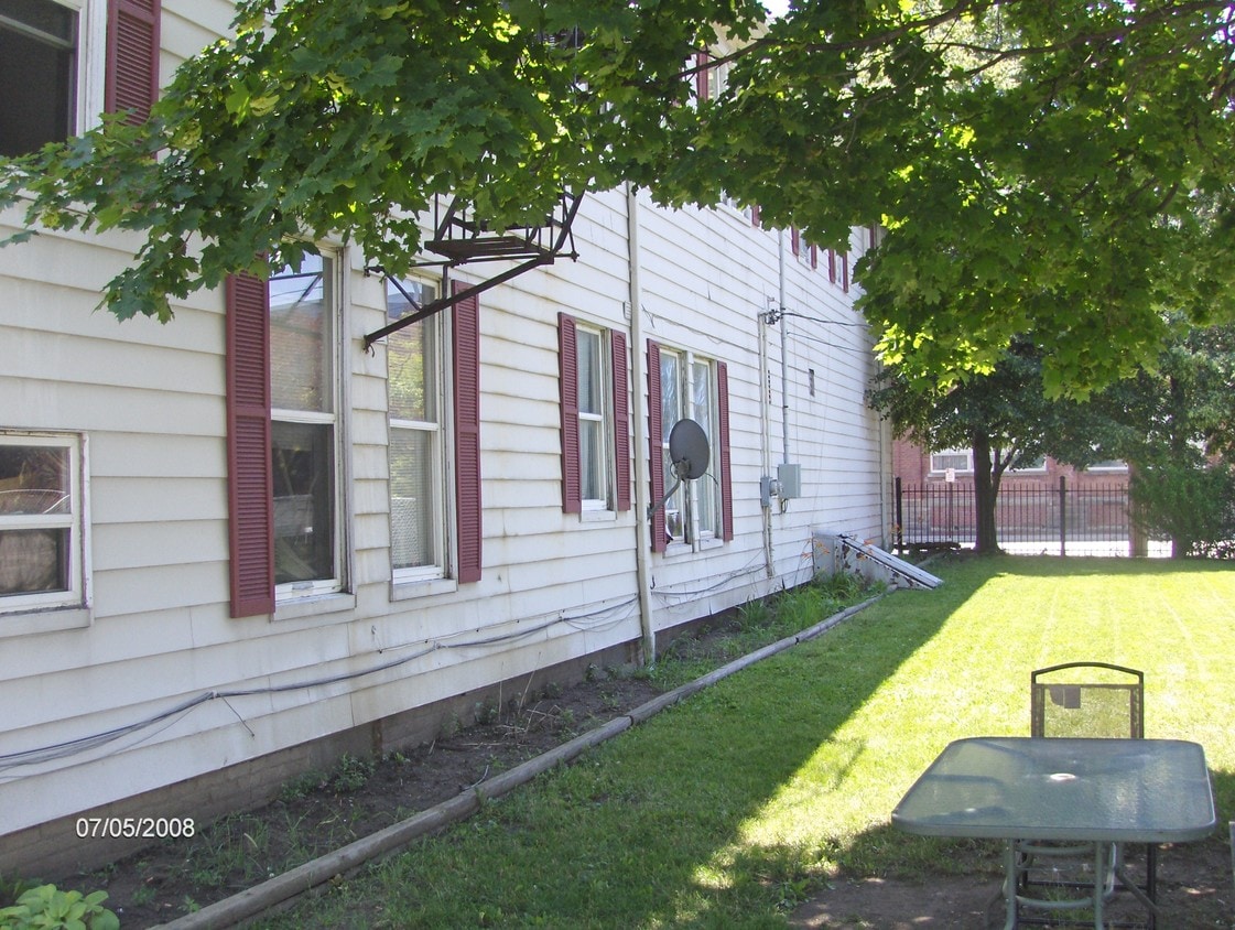 Newman Corners Apartments in Lakewood, OH