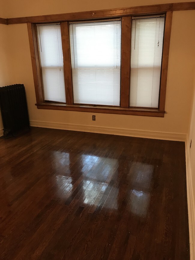 Foto del edificio - 2542 N Racine Ave