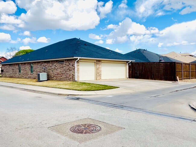 Foto del edificio - Large 5 Bedroom, 4 Bath, 3 Car Garage Home...