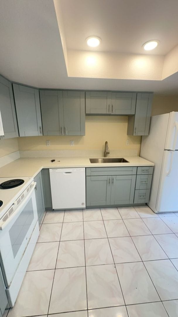 Building Photo - 3 Bed 2.5 Bath Townhome only blocks to Beach & Bay