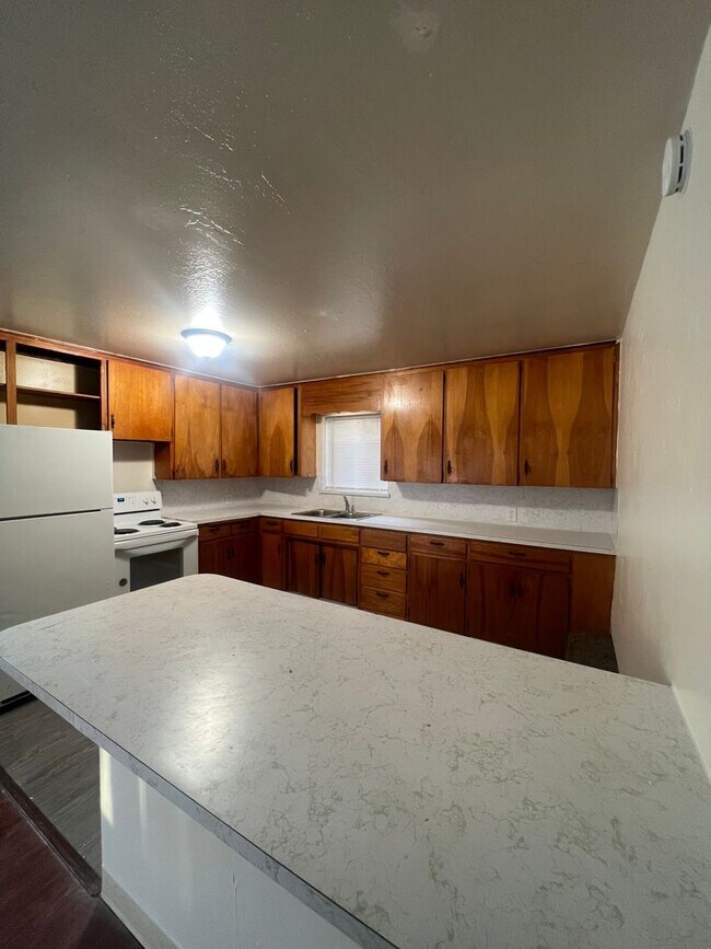 Foto del edificio - LARGE 1 BED 1 BATH UNIT WITH PRIVATE PATIO