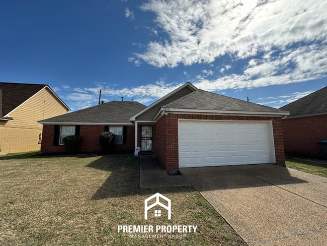 3-Bedroom Single-Family Home for Rent in Memphis, TN - Vaulted Ceilings, Fireplace & Fenced Yard - 3-Bedroom Single-Family Home for Rent in Memphis, TN - Vaulted Ceilings, Fireplace & Fenced Yard