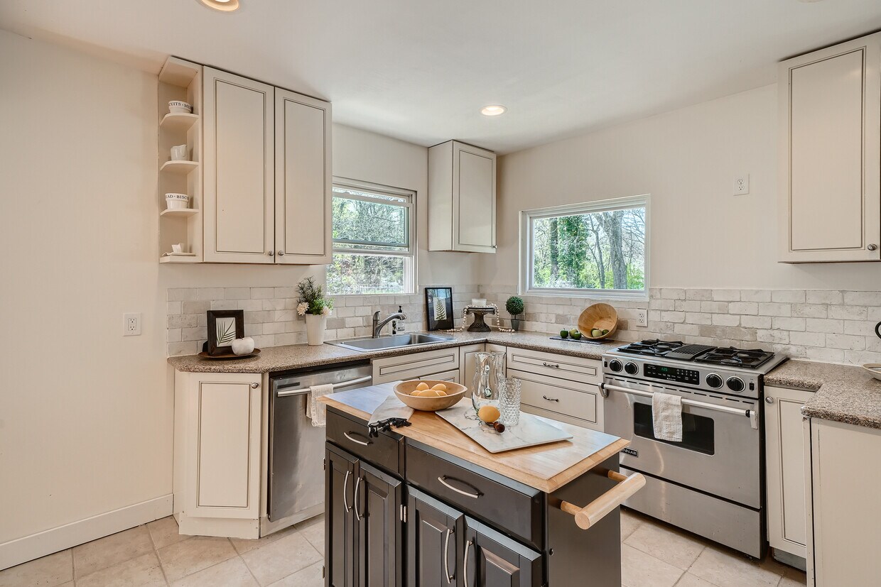 Foto principal - 530 Elmwood Rd NW
