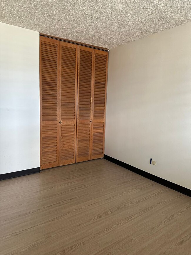 Building Photo - Well-Maintained 1BR/1BA w/1 Parking – Ala Wai Plaza, Near UH & Waikiki